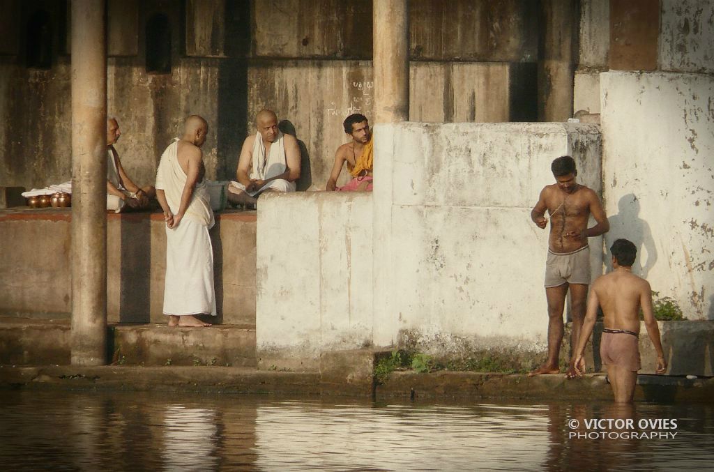 Gokarna - Koorti Teertha - Inmaculately dressed Brahmins and morning ablutions at the Temple tank